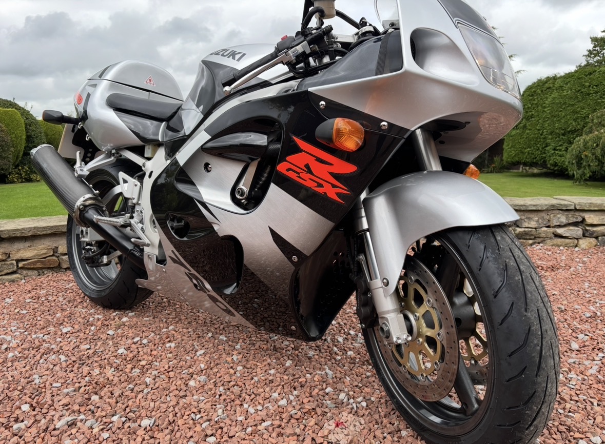97 - P SUZUKI GSXR750V SRAD - STUNNING 90's SUPERBIKE - ONLY 2 OWNERS - Image 8